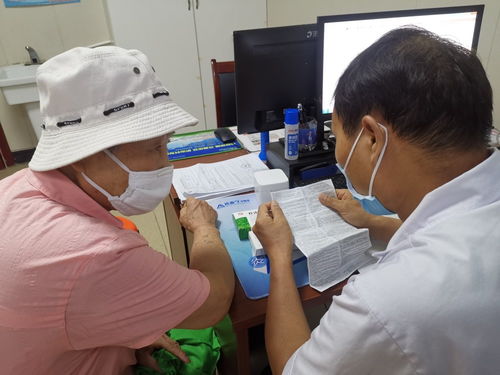 郑州重启新冠疫苗首针接种 市民踊跃响应现“百米长队”